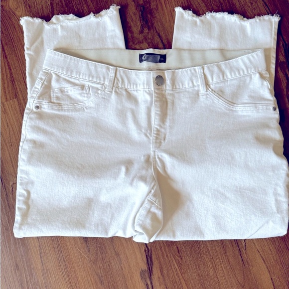 Democracy “Ab” technology White Jeans Distressed Hem Size 20w - Picture 2 of 8